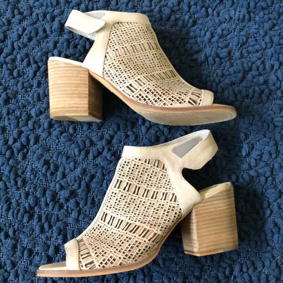 Vincent Camuto Summer Sandal - Picture 2 of 3